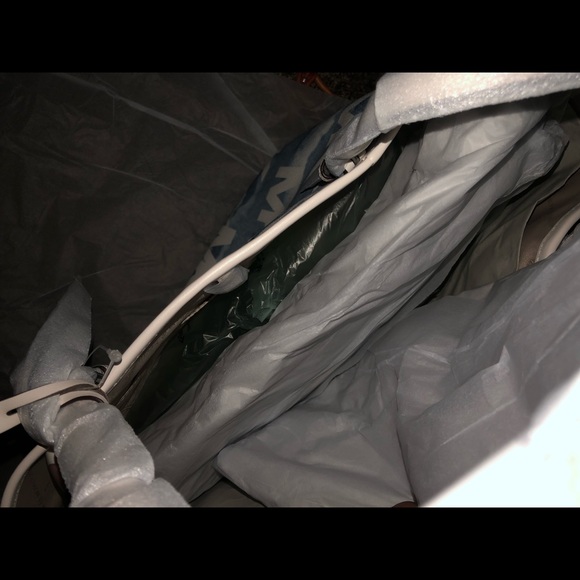 AUTHENTIC Beautiful Michael Kors Bag - Picture 6 of 8